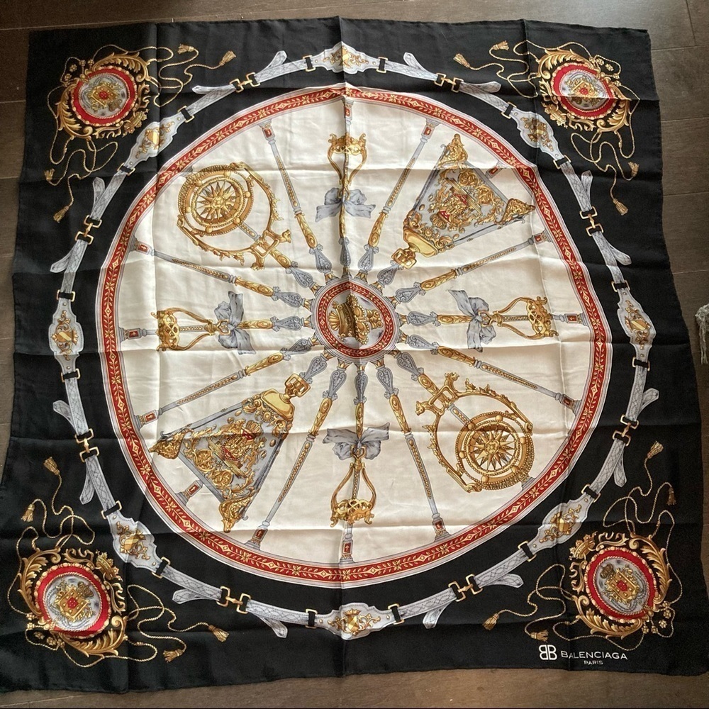 IL  SO Fashion Balenciaga Square Scarf